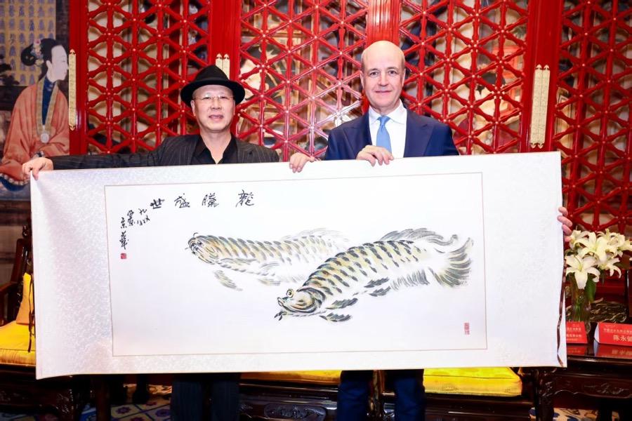 与瑞典前首相合影
